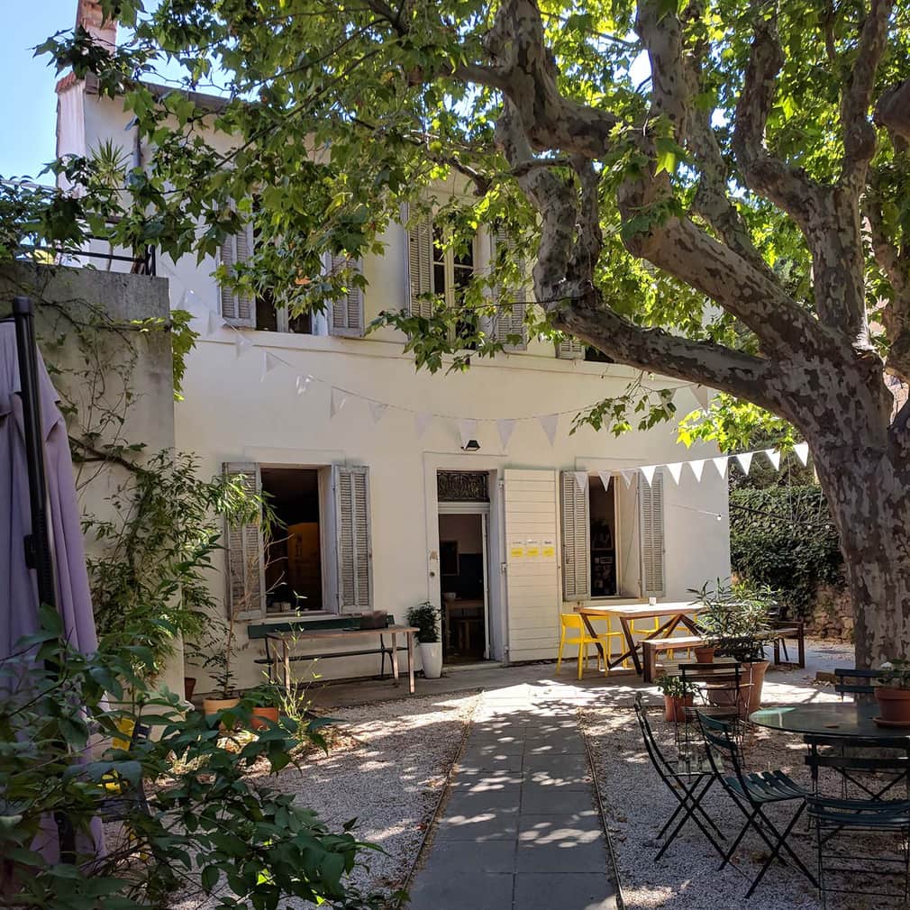 Le bureau aixois de Studio Cassette : une bastide claire et sa terrasse ombragée par un platane, avenue Saint-Jérôme à Aix-en-Provence.