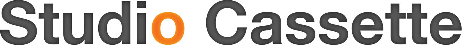 Logo avec cassette de studio sur fond blanc.