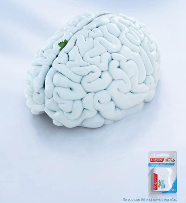 Un modèle minimaliste d'un cerveau sur une surface blanche.