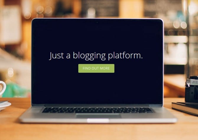 Un ordinateur portable avec les mots just blogging platform dessus.