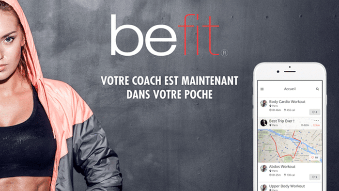 Une femme se tient à côté d'un téléphone affichant le mot "befit".