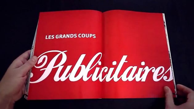 Une personne tenant un magazine sur les grands coups publicitaires qui s'en préoccupe.