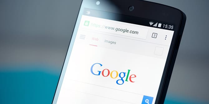 Le logo Google s'affiche sur un smartphone avec prise en charge AMP.