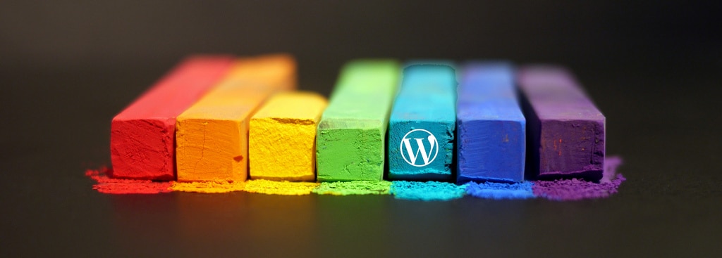 Une pile de crayons de couleur avec le mot wordpress.