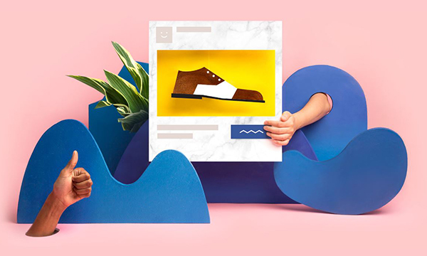 Une personne faisant la promotion d'une chaussure avec une photo sur fond bleu.