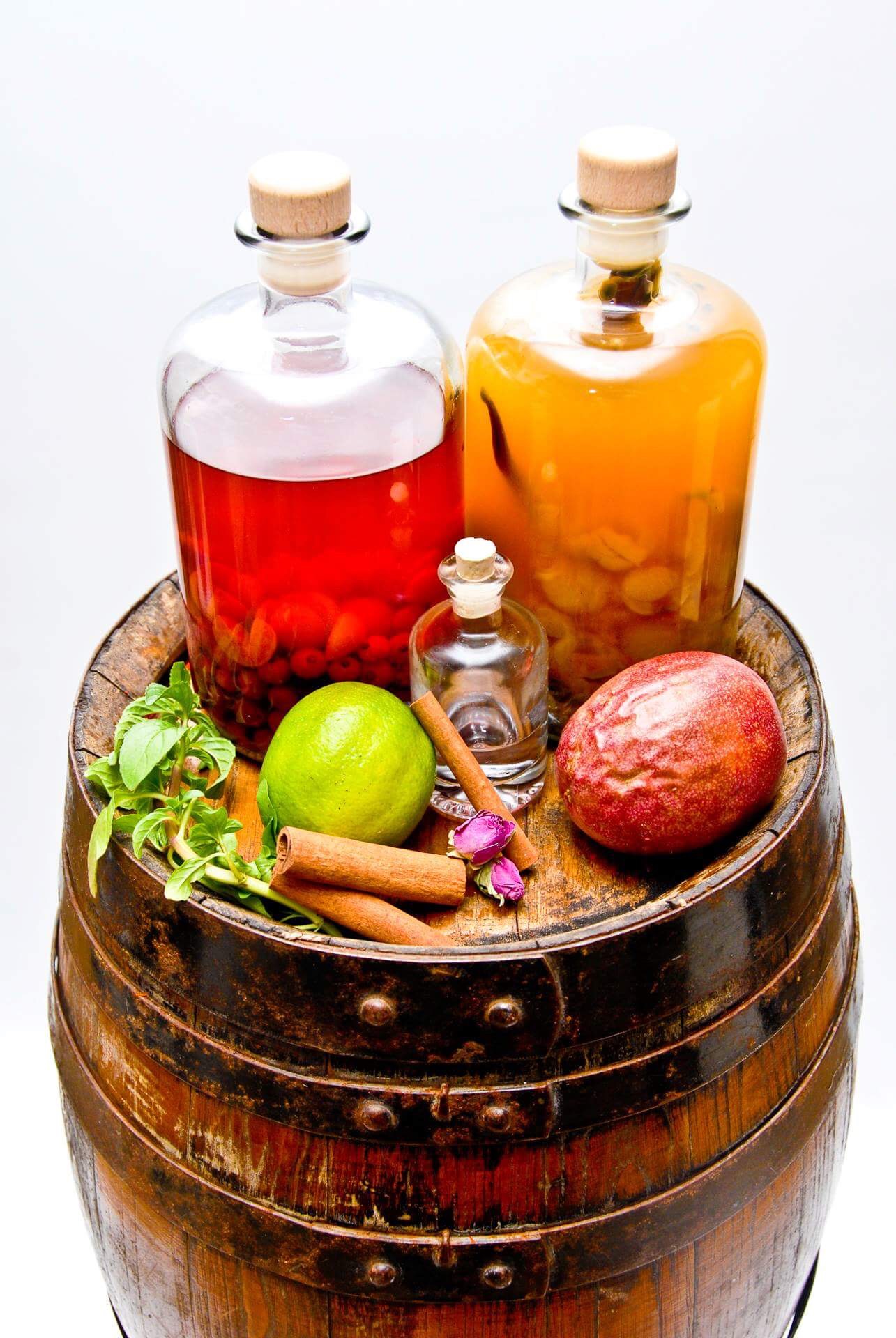 Un tonneau en bois avec une bouteille de liqueur, de fruits et d'épices.