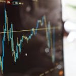 Un graphique boursier affiché sur un moniteur avec un optimiseur.