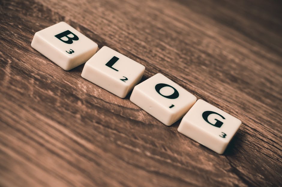Le mot blog énoncé sur une table en bois.