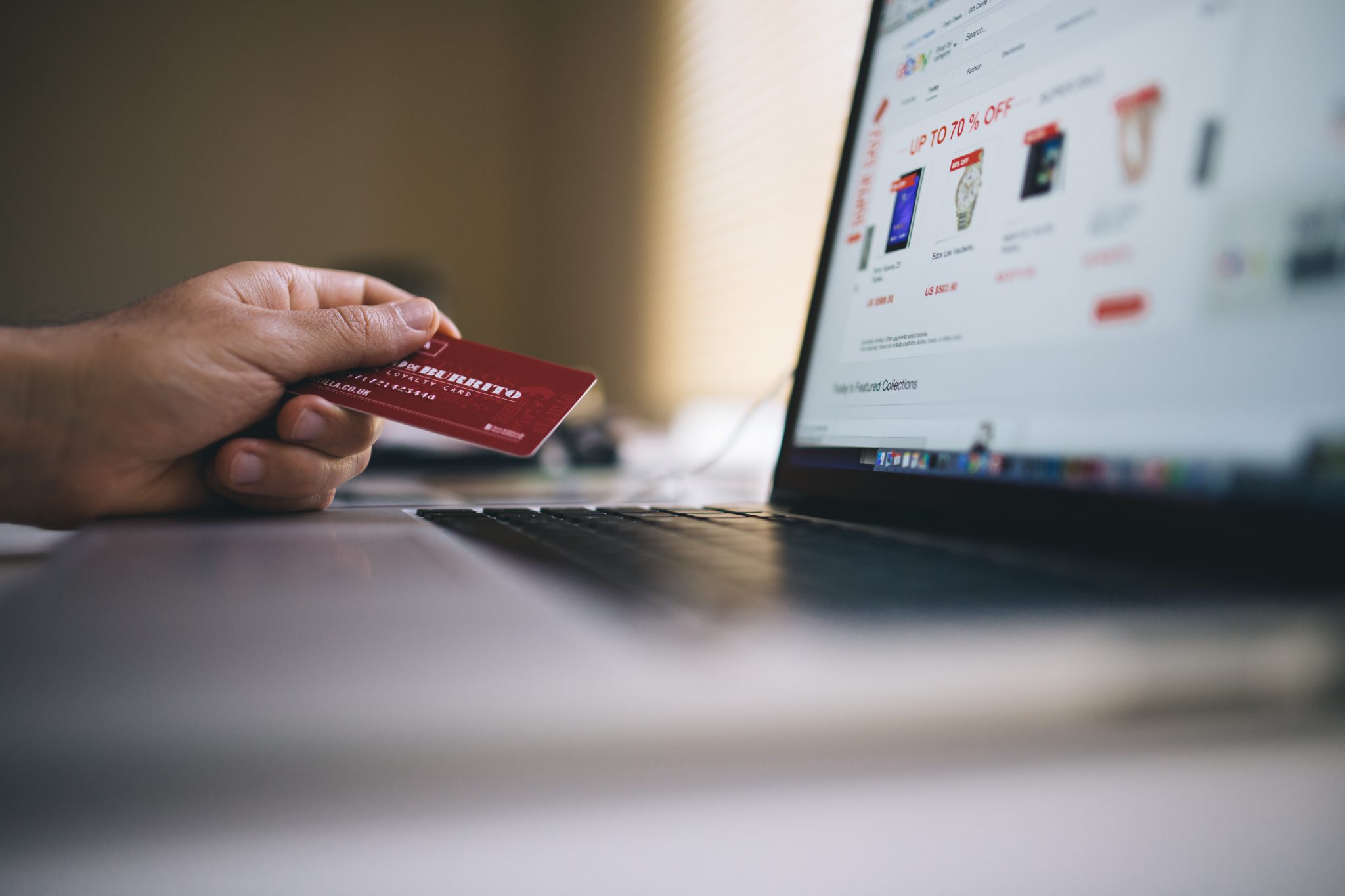 Une personne utilisant une carte de crédit sécurisée sur un ordinateur portable.