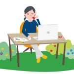 Une femme assise à un bureau avec un ordinateur portable.