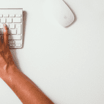 Une femme tapant sur un clavier.