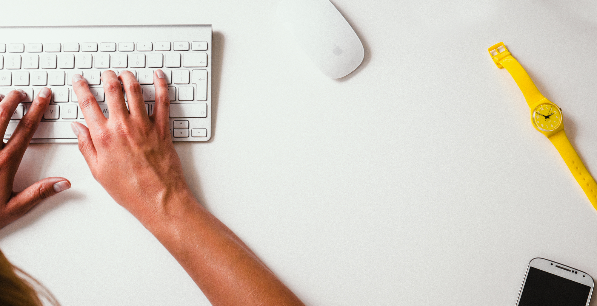 Une femme tapant sur un clavier.