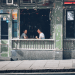 Deux personnes prenant un verre dans un bar local.