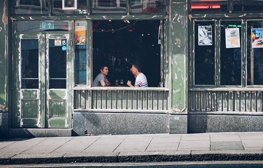 Deux personnes prenant un verre dans un bar local.