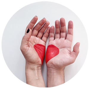Deux mains formant un symbole d'amour.