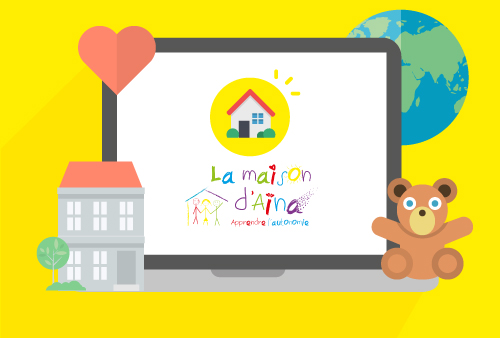 Un ordinateur portable orné de décalcomanies sur le thème sociétaux, dont un ours en peluche et une maison.