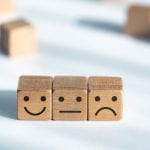 Trois cubes en bois avec des smileys en vente sur une plateforme Woocommerce.