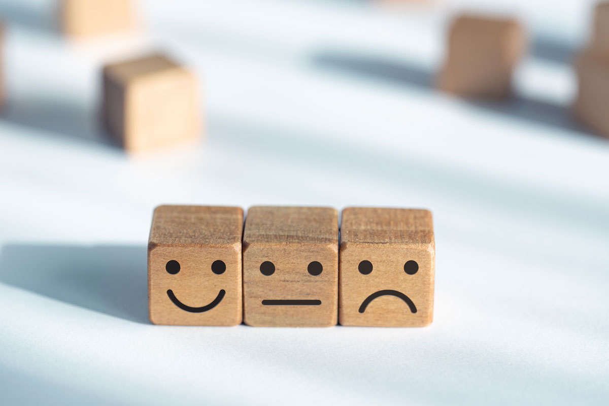 Trois cubes en bois avec des smileys en vente sur une plateforme Woocommerce.