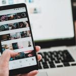 Une personne tenant un smartphone avec une photo d'Instagram et de TikTok dessus.