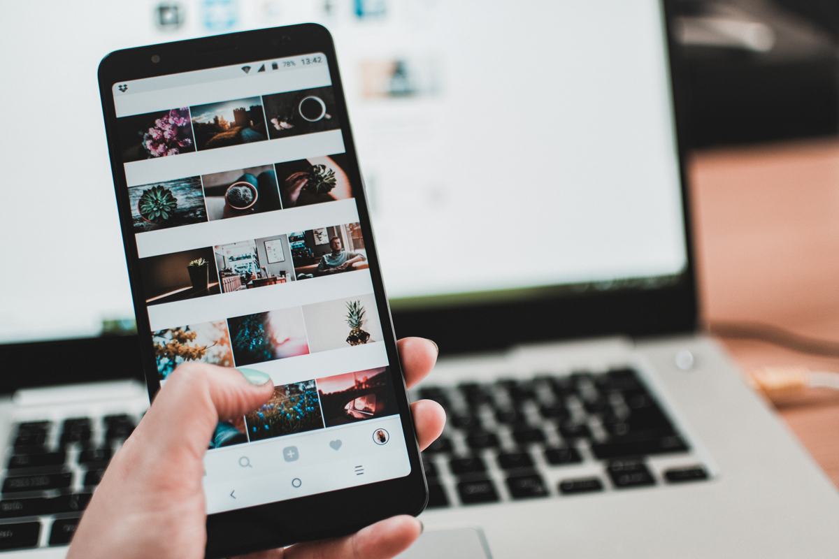 Une personne tenant un smartphone présentant des histoires Web Google.