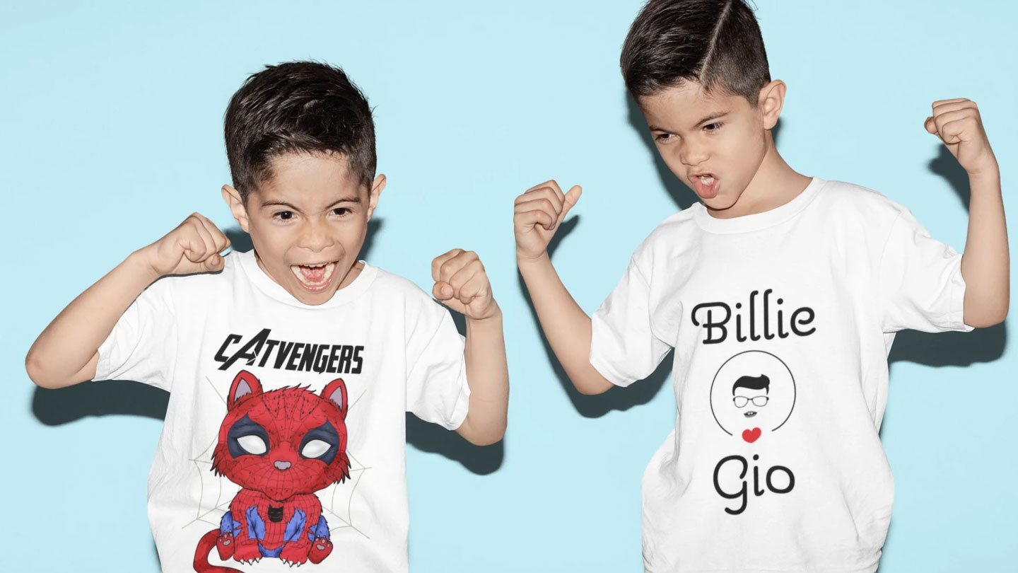 Deux enfants malades portant des t-shirts personnalisés avec leur nom dessus, trouvés sur une boutique en ligne.